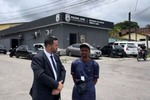 Ambulante Thiago Silva, ao lado do advogado criminalista Sergio Camilo, em frente &agrave; Delegacia de Abreu e Lima.