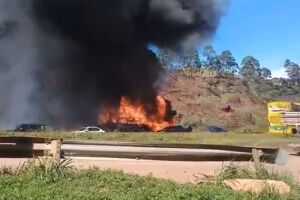 &Ocirc;nibus de turismo que pegou fogo em Minas Gerais;