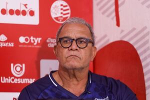 H&eacute;lio dos Anjos defende elenco e trabalho feito no N&aacute;utico.