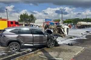 Resultado do acidente entre tr&ecirc;s ve&iacute;culos na BR-101, em Abreu e Lima.