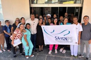 Membros do Satenpe em frente ao Hospital Tricenten&aacute;rio, em Olinda, paralisando atividades por falta de pagamento.