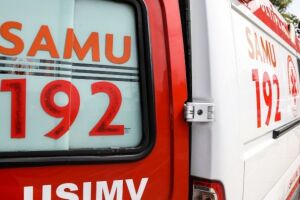 Ambul&acirc;ncia do SAMU.