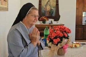 Suspeito preso por assassinar freira de 82 anos relata que ouviu vozes.