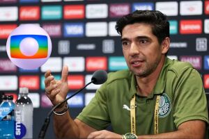Abel Ferreira, treinador do Palmeiras, diz que jogos &agrave;s 21h30 s&atilde;o prejudiciais.