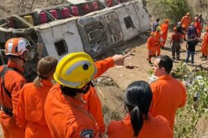 &Ocirc;nibus com grupo de romeiros que capotou em Alagoas estava irregular; acidente deixou 15 mortos