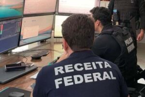 Agentes da Receita Federal.