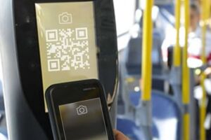 Ilustra&ccedil;&atilde;o de pagamento por pix em &ocirc;nibus.