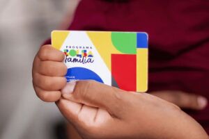 Pessoa com cart&atilde;o do Bolsa Fam&iacute;lia.