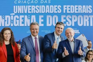 Lula ao lado de ministros em lan&ccedil;amento do projeto Universidade Federal do Esporte.