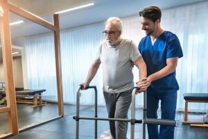 Polilaminina: o que se sabe at&eacute; agora sobre o tratamento capaz de fazer pacientes voltarem a andar