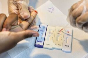 Pessoa fazendo teste de IST.