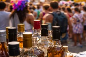 Pessoas no carnaval e bebidas alco&oacute;licas.