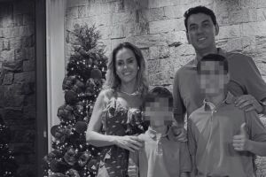 Esposa ao lado do secret&aacute;rio que tirou a pr&oacute;pria vida ap&oacute;s atirar e matar os filhos, que est&atilde;o logo abaixo.