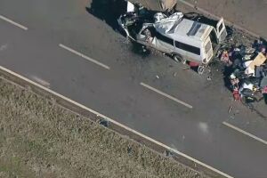 Resultado da colis&atilde;o entre van e caminh&atilde;o.