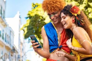 Sem golpes no Carnaval: saiba como proteger seu celular de ataques virtuais nos bloquinhos