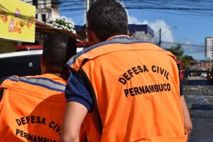 Agentes da Defesa Civil de Pernambuco durante a&ccedil;&otilde;es preventivas.
