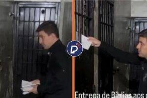 Delegado distribuindo b&iacute;blias para detentos em delegacia