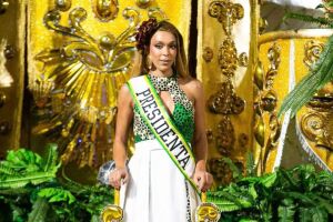 Erika Hilton usa faixa de "presidenta" e homenageia Marielle Franco em desfile de escola de samba