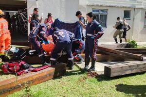 Equipes do Corpo de Bombeiros de Minas Gerais em resgate no playground.