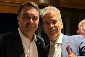 Fl&aacute;vio Bolsonaro e o coronel Alberto Feitosa.