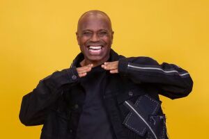 Pode pedir m&uacute;sica? Edilson Capetinha &eacute; o terceiro participante do BBB 26 a ser expulso; saiba motivo