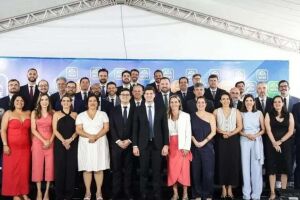 Prefeito Jo&atilde;o Campos ao lado de aliados.