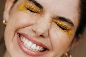 Glitter, maquiagem e calor: como evitar acne e irrita&ccedil;&otilde;es na pele durante o Carnaval