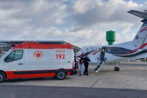 Viatura do SAMU ao lado de avi&atilde;o do servi&ccedil;o aerom&eacute;dico.