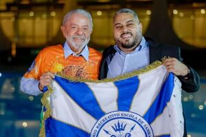 Lula ao lado de presidente da Acad&ecirc;micos de Niter&oacute;i, Wallace Palhares.