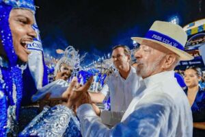 Lula em desfile da escola de samba.