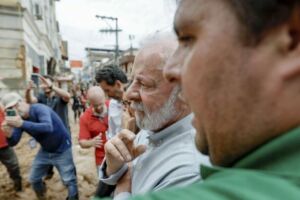 Lula visita cidade atingida por fortes chuvas.
