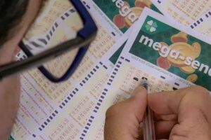 Pessoa marcando cartelas da Mega-Sena.