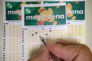 Pessoa marcando cartelas da Mega-Sena.