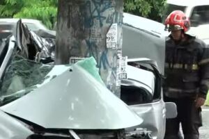 Estado do carro ap&oacute;s atingir poste de ilumina&ccedil;&atilde;o &agrave;s margens da BR-101 Norte, no KM 61.