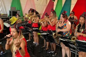 Orquestra 100% Mulher anima bloco da Faculdade de Medicina de Olinda (FMO)