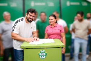Professora Elcione e secret&aacute;rio C&eacute;sar assinam OS para obras nas unidades de sa&uacute;de de Cuieiras e Beira Mar I