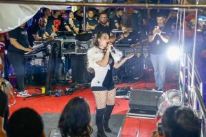 Rapheala Santos em apresenta&ccedil;&atilde;o no bloco feminino Toque de Batom