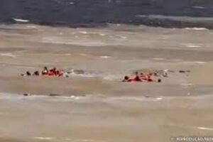Naufr&aacute;gio de embarca&ccedil;&atilde;o em Manaus.