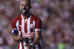 Paulo S&eacute;rgio marca mais dois contra o Santa e N&aacute;utico est&aacute; na final do Pernambucano.