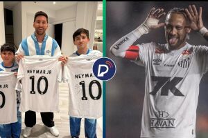 Neymar presenteia Messi e seus filhos com camisa do Santos.