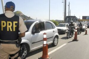 Agente da PRF em rodovia federal.