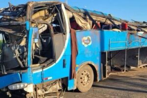 &Ocirc;nibus que capotou com trabalhadores rurais na Rodovia Transbrasiliana (BR-153).