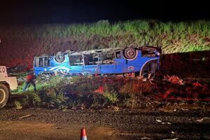 &Ocirc;nibus que capotou na BR-153 e deixou seis mortos e 46 feridos.