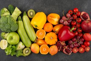 Frutas e verduras com alto teor de &aacute;gua ajudam a manter o corpo hidratado em dias de calor.