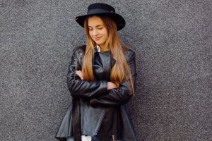 Casacos amplos, tecidos encorpados e cores intensas aparecem entre as principais apostas da moda outono/inverno 2026.