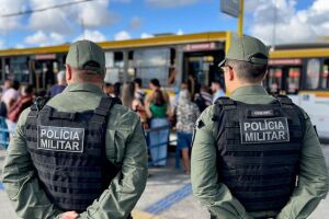 Policiais militares de Pernambuco garantindo seguran&ccedil;a em ponto de &ocirc;nibus.