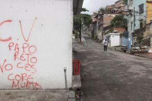 Parede pichada com alerta do Comando Vermelho, na Zona Norte do Rio.