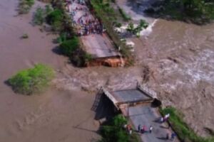 Ponte desaba em Cal&ccedil;ado e tr&aacute;fego para outras regi&otilde;es fica impossibilitado ap&oacute;s muita chuva
