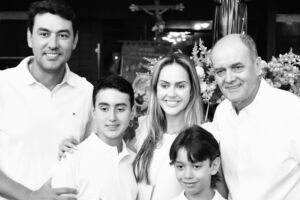 Secret&aacute;rio municipal na esquerda, os dois filhos abaixo, companheira acima, filha do prefeito de Itumbiara, que est&aacute; ao lado.