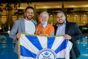 Lula ao lado de presidente da Acad&ecirc;micos de Niter&oacute;i, Wallace Palhares, &agrave; direita.
